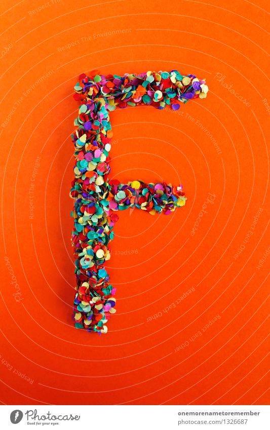 F Kunst Kunstwerk ästhetisch Buchstaben Typographie Lateinisches Alphabet orange-rot Kreativität Idee Konfetti Design Farbfoto mehrfarbig Innenaufnahme