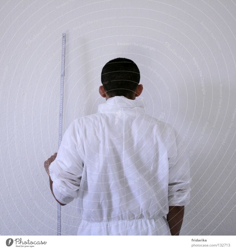 maßgerecht Anstreicher Handwerk Mann Erwachsene Linie festhalten streichen braun schwarz weiß Genauigkeit Zollstock Wand Arbeitsanzug hochhalten Oberkörper
