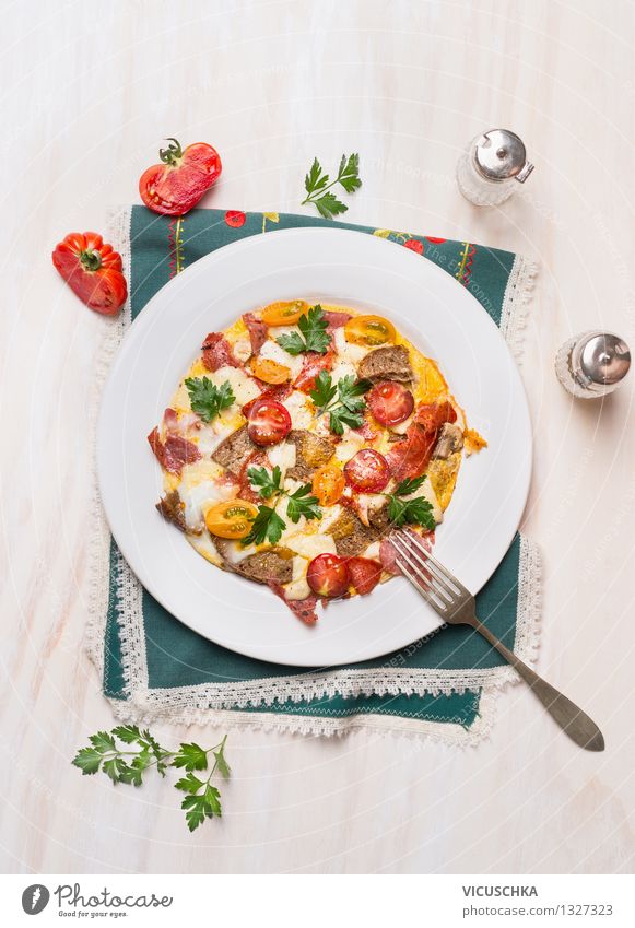 Rustikales Omelett mit Eier,Tomaten,Wurst und Brot Lebensmittel Wurstwaren Gemüse Kräuter & Gewürze Ernährung Frühstück Mittagessen Festessen Bioprodukte Diät