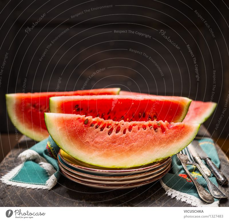Wassermelone auf dem Tisch Lebensmittel Frucht Dessert Ernährung Bioprodukte Vegetarische Ernährung Diät Saft Geschirr Teller Besteck Messer Gabel Stil Design