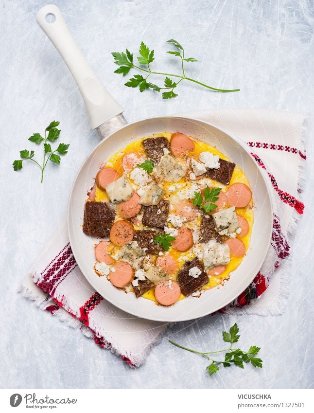 Omelett mit Würstchen, Brot und Käse Lebensmittel Wurstwaren Kräuter & Gewürze Ernährung Frühstück Mittagessen Bioprodukte Pfanne Stil Design Gesunde Ernährung