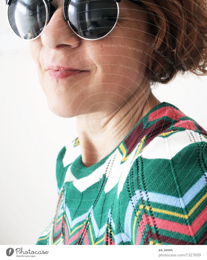 Retro Lifestyle Stil Frau Erwachsene Gesicht 1 Mensch 30-45 Jahre Mode Pullover Siebziger Jahre Sechziger Jahre Zickzack Muster Accessoire Sonnenbrille