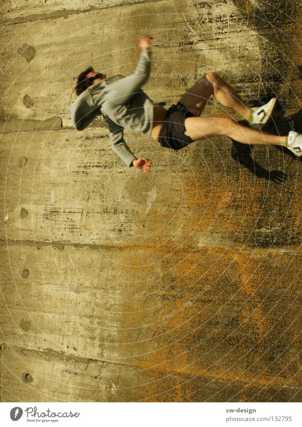 THE WALL | VERTICAL CATWALK Wand Beton Mann maskulin freizügig Laufsteg laufen Glas links Kunst Kunsthandwerk Detailaufnahme gefährlich rennen Mensch unten ohne