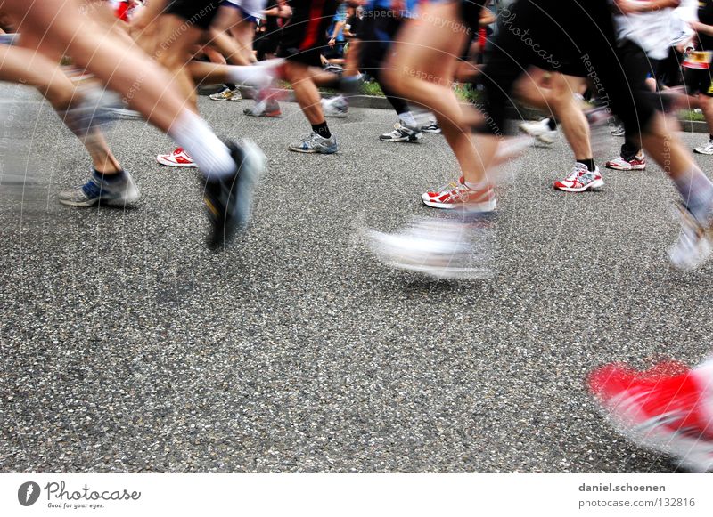 in Bewegung Marathon Ausdauer Leichtathletik Joggen Geschwindigkeit Schuhe Turnschuh Bewegungsunschärfe Mann Frau Sportveranstaltung Olympiade Fitness