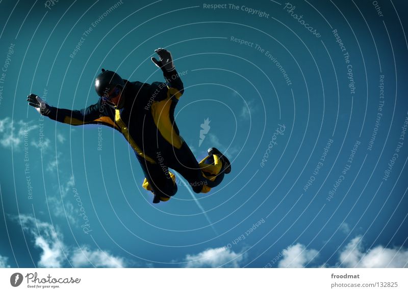 Daniel Düsentrieb Wolken Aktion Sport Jubiläum Helm Schutzhelm Fallschirm springen Schwerelosigkeit Schweiz Strömung Zufriedenheit Windzug Schweben Manöver