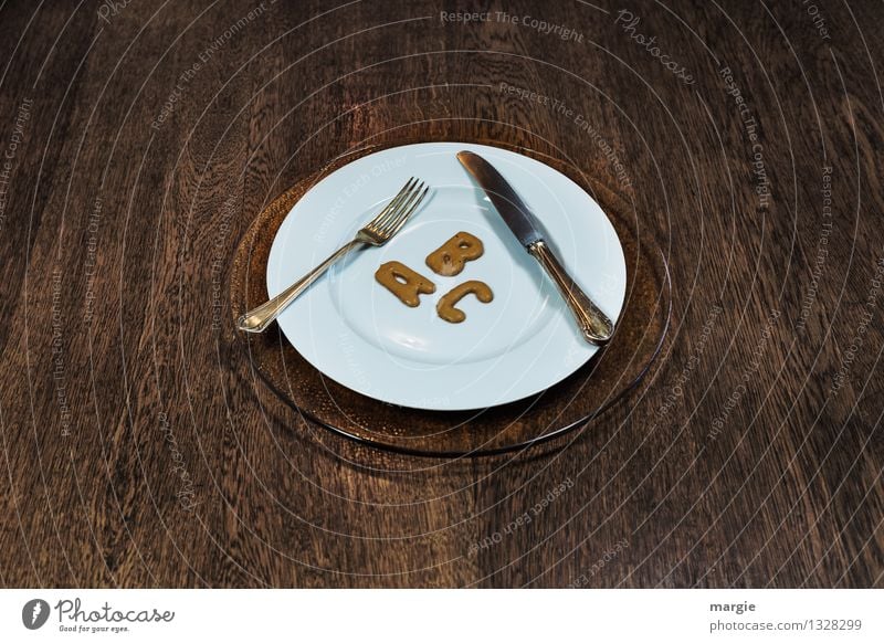 Die Buchstaben A B C auf einem Teller mit Messer und Gabel Lebensmittel Kuchen Süßwaren Ernährung Kaffeetrinken Abendessen Büffet Brunch Festessen