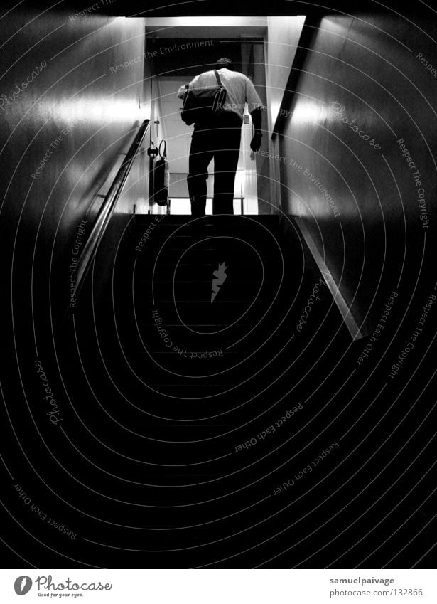Every day Mann Schatten Detailaufnahme Escada P&B B&W preto e branco homem sombrio Stairway Schwarzweißfoto man shady Treppe Schwarzer und Weiß