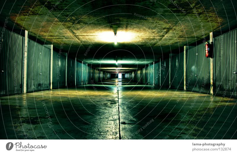 The Underground Garage Untergrund London Underground unheimlich geheimnisvoll Matrix Tiefgarage Tunnel Parkhaus dunkel nass Pfütze feucht verfallen Nacht Lampe