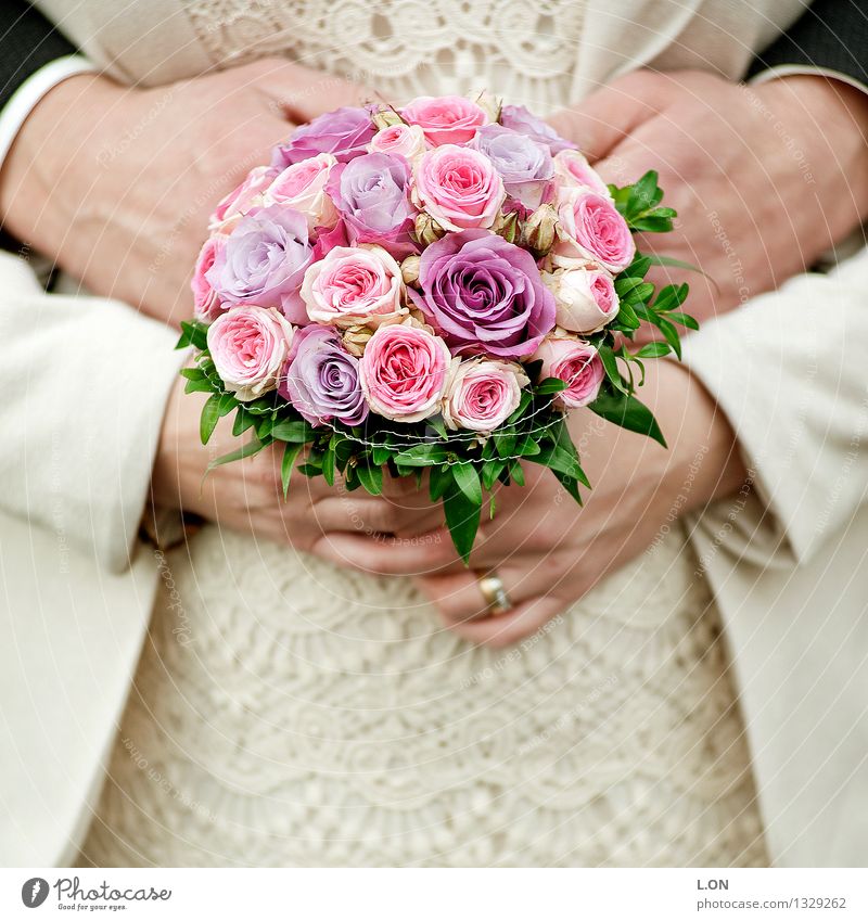 verliebt verlobt verheiratet Hochzeit Mensch maskulin feminin Frau Erwachsene Mann Hand 2 30-45 Jahre Blume Rose Blumenstrauß Kleid Anzug Brautkleid Ehering