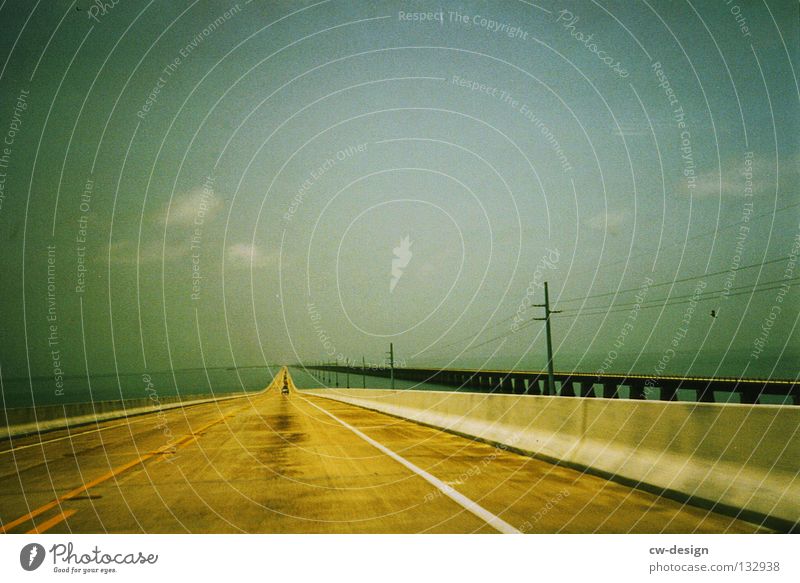 THE AMERICAN WAY OF LIFE Autobahn Unendlichkeit Ferne Unschärfe Amerika Key West Miami Strommast Idylle Fahrbahnmarkierung Spuren Sommer See Meer groß Macht