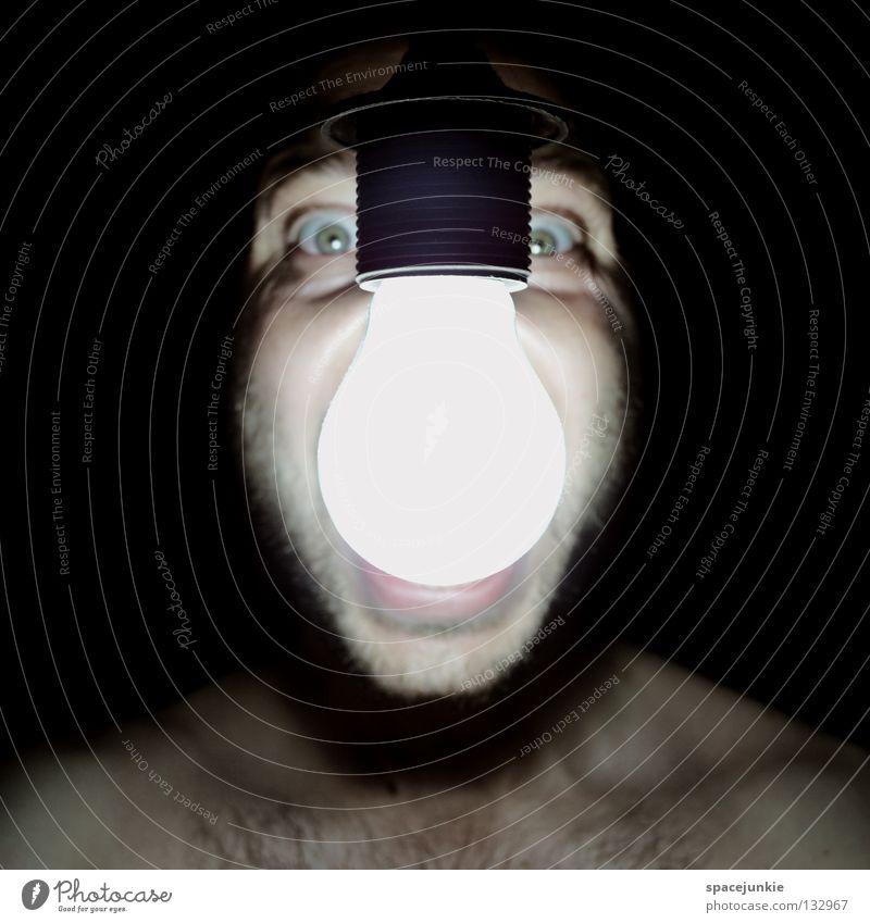 Light Mann schreien Porträt Freak Angst beängstigend dunkel schwarz Zähne zeigen böse verrückt Licht Glühbirne Elektrizität Stromverbrauch Kraft Freude Gesicht