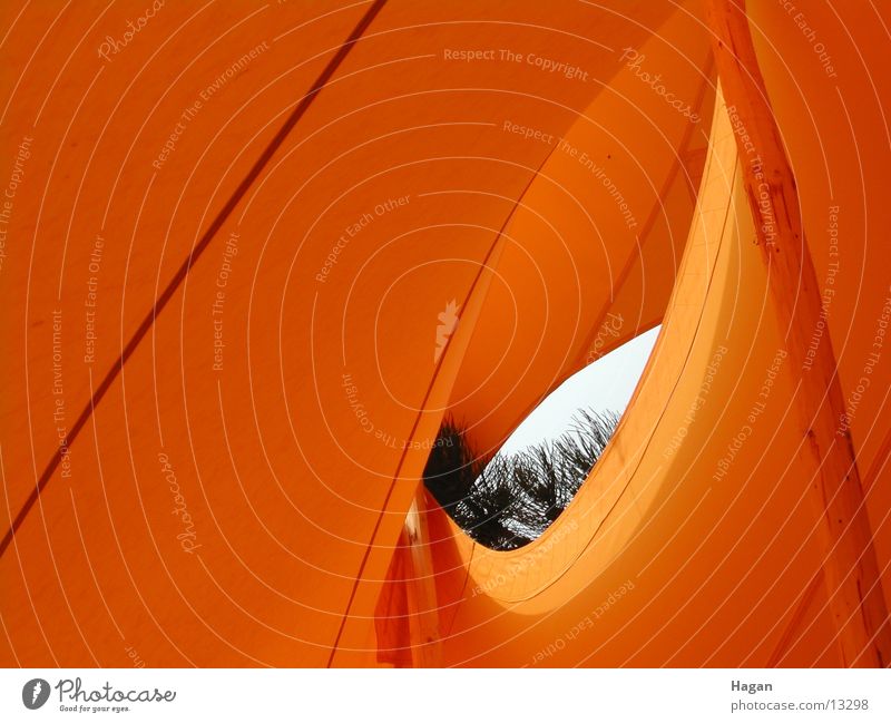 orange tent 2 Zelt Durchblick Bewegung Wellen Architektur