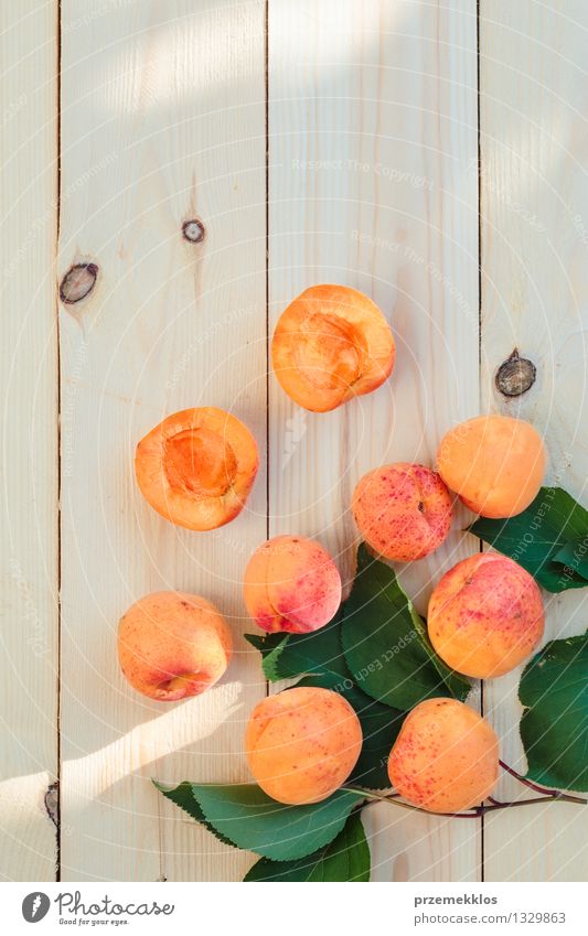 Frische Aprikosen gerade vom Garten auf Holztisch Lebensmittel Frucht Sommer Tisch Natur Blatt frisch lecker natürlich saftig gelb grün orange Gesundheit
