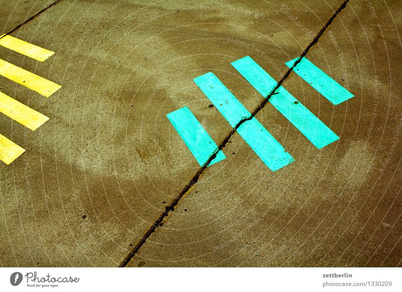 Streifen Straße Bürgersteig Asphalt Schilder & Markierungen Muster parallel grau gelb grün rot weiß Bild Signal Piktogramm Farbe Kunst abstrakt mehrfarbig