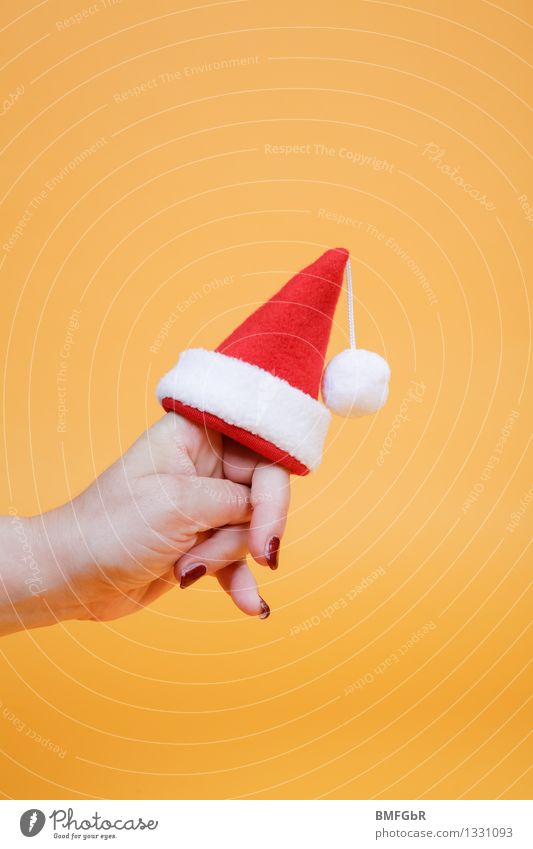 Weihnachten kommt... Freude Feste & Feiern Weihnachten & Advent Hand Finger 1 Mensch Weihnachtsmann Nikolausmütze Quaste Zeichen festhalten tragen