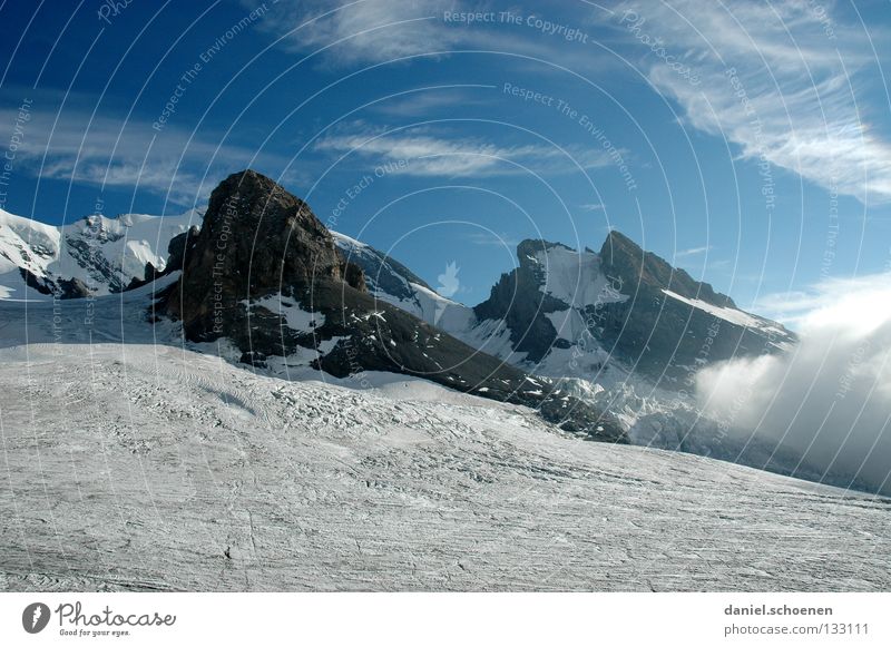 über`n Gletscher Wolken Gipfel aufsteigen dramatisch schwarz weiß Schweiz Berner Oberland Licht Gegenlicht Bergsteigen gefährlich Freizeit & Hobby Ausdauer grau