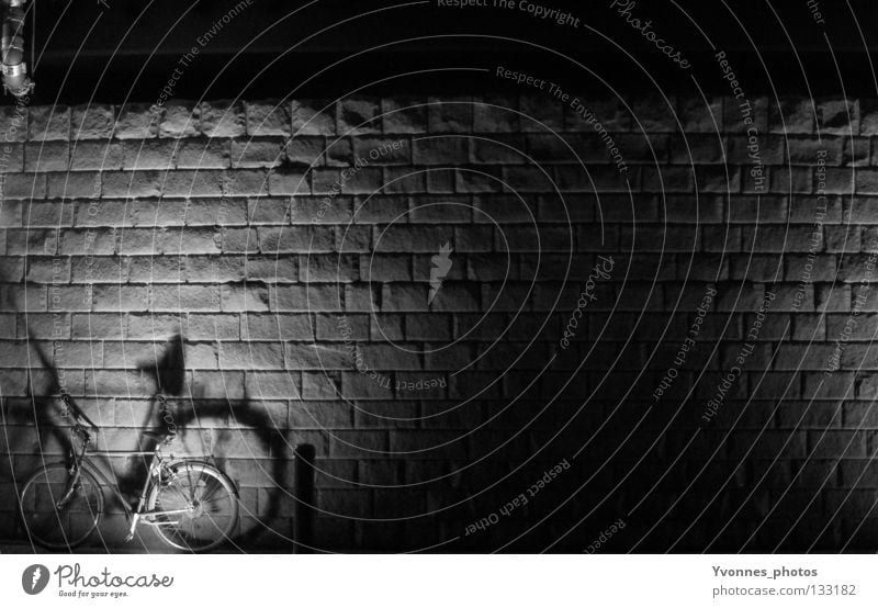 Nachts Bürgersteig Straßenbeleuchtung Rechteck Ecke Stein abgelegen Bordsteinkante hart Streifen Asphalt Licht dunkel parallel Fahrrad leer Einsamkeit schwarz