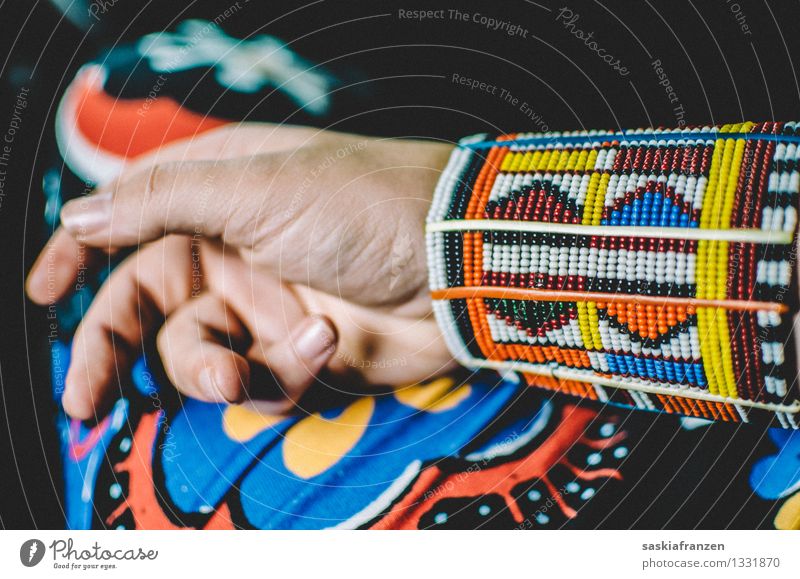African beads. Lifestyle exotisch Maniküre Hand Finger Mode Bekleidung Schmuck trendy Kitsch Armband Massai Muster Perle Afrika Afrikanisch Afro-Look Farbfoto