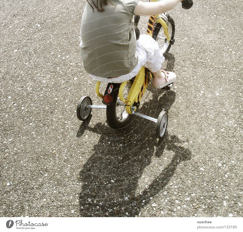 stuntkid III Asphalt Kind Kleinkind Mädchen klein Fahrradfahren Stunt Freestyle frech Mut Freizeit & Hobby Straße fahrad sitzen stützräder unerschrocken