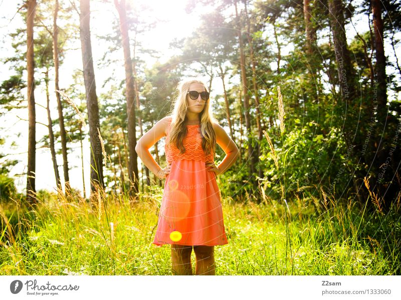 Sommermärchen Lifestyle elegant Stil Sonne feminin Junge Frau Jugendliche 18-30 Jahre Erwachsene Natur Landschaft Schönes Wetter Baum Gras Kleid Sonnenbrille