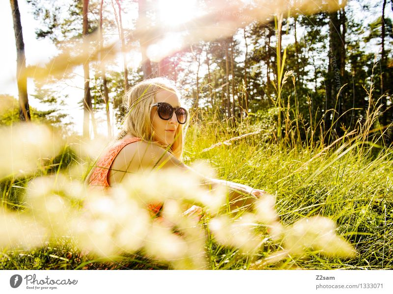 Sommertraum Lifestyle elegant Stil schön feminin Junge Frau Jugendliche 18-30 Jahre Erwachsene Natur Landschaft Sonnenlicht Schönes Wetter Gras Wiese Kleid