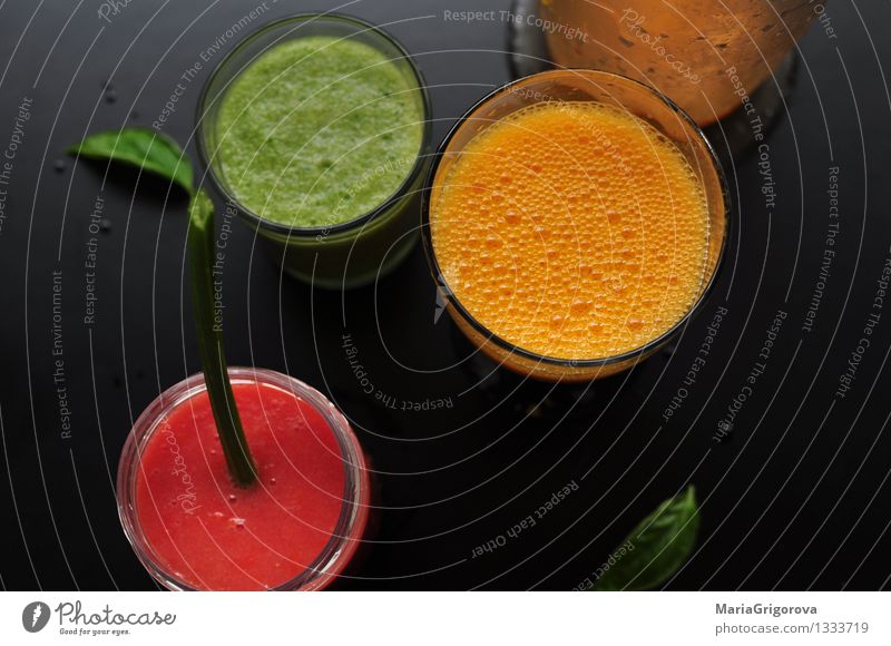 Verschiedene detox Säfte Lebensmittel Gemüse Frucht Apfel Orange Milchshake Ernährung Frühstück Mittagessen Bioprodukte Vegetarische Ernährung Diät Getränk