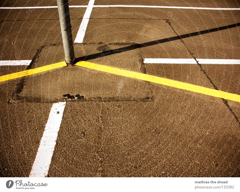 SCHNITTPUNKT parken Parkplatz Rechteck weiß gelb Sonnenlicht Asphalt kalt Physik hart Laterne Erholung schlafen Rastalocken Einsamkeit genießen Sonnenbad hängen
