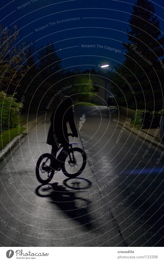 lonely biker II Nacht Motorradfahrer fahren Gleichgewicht Fahrrad Mountainbike Teer Baum Tanne Licht Laterne Haus Konzentration Freude Kraft daußen faru
