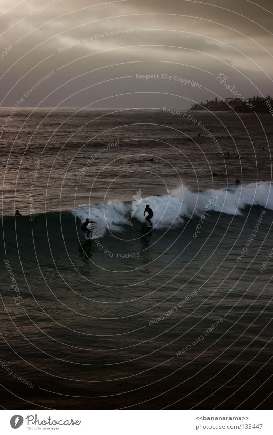 Gefährliche Brandung 2 Surfer Surfbrett Meer Wellen Funsport Strand Küste Wave Sea San Diego County Pacific Beach Wasser Wetsuit Surfen
