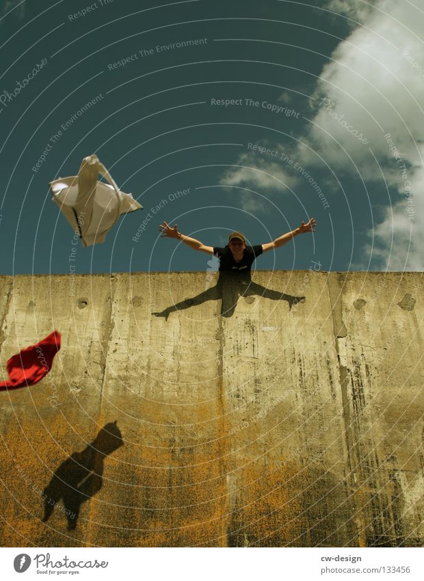 THE WALL | FEEL FREE Wand Beton Mann maskulin hüpfen springen Schweben Detailaufnahme Freude laufen Mensch fallen fliegen Freiheit frei feel free