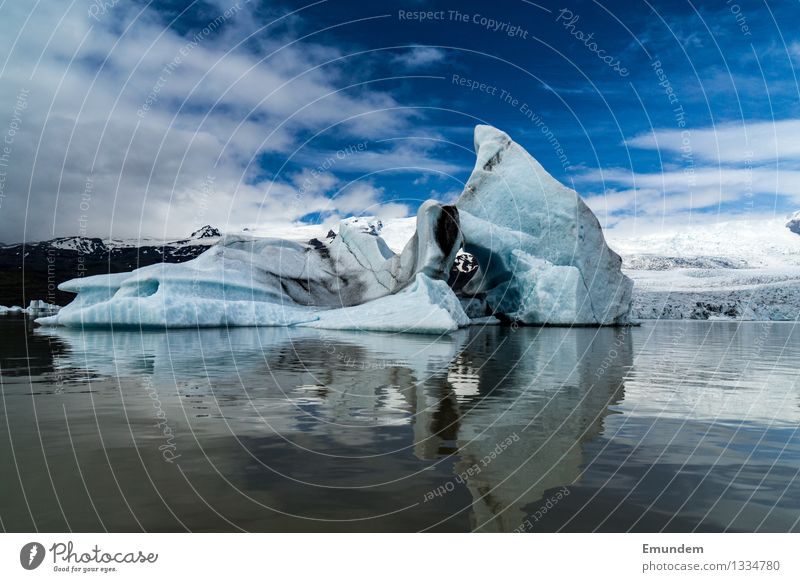 Eisberg vor Gletscher Umwelt Natur Landschaft Urelemente Wasser Himmel Wolken Klimawandel Frost Island dreckig kalt blau weiß Farbfoto Außenaufnahme Tag Licht