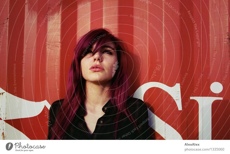 rot Lifestyle Container Junge Frau Jugendliche Gesicht 18-30 Jahre Erwachsene langhaarig violett Metall Buchstaben Blick träumen ästhetisch authentisch
