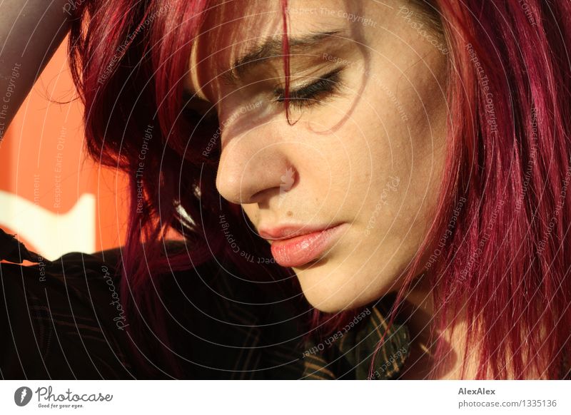 800 - Die gute Janini Junge Frau Jugendliche Haare & Frisuren Gesicht 18-30 Jahre Erwachsene Schönes Wetter Schönheitsfleck langhaarig Farbe violett berühren