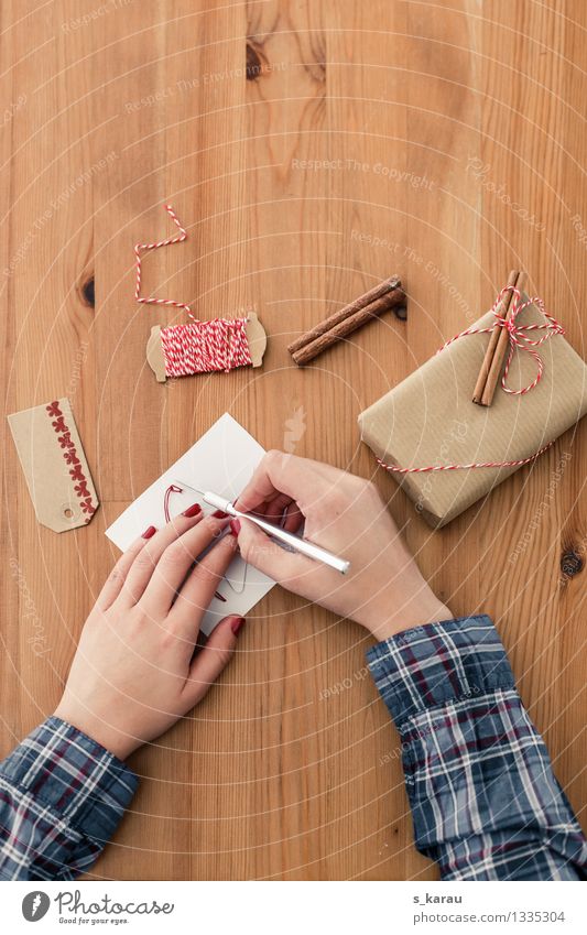 Weihnachtsvorbereitungen Weihnachten & Advent Teppichmesser feminin Arme Hand 1 Mensch Bekleidung Schreibwaren Papier Verpackung braun Zufriedenheit Vorfreude