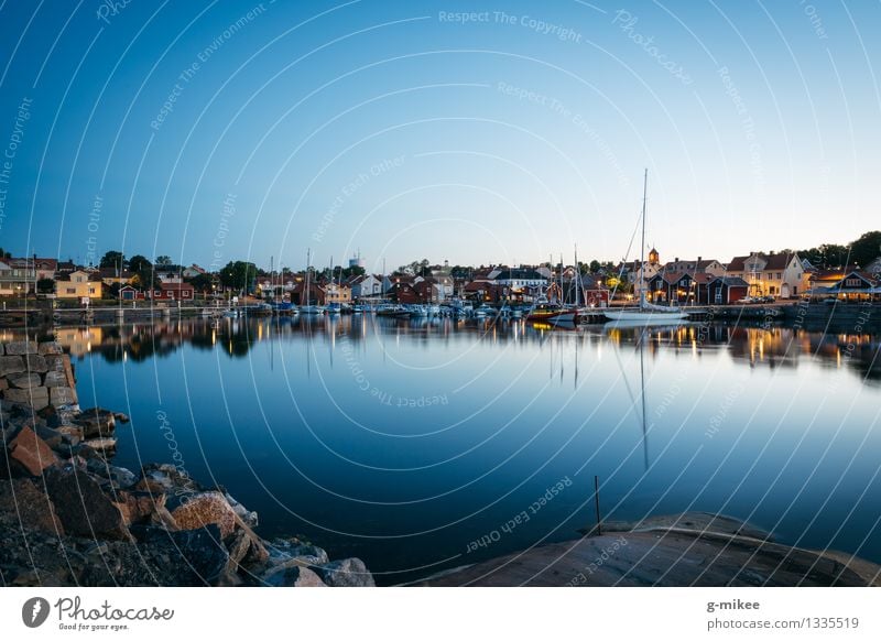 Die Bucht Wasser Ostsee Öregrund Schweden Fischerdorf Hafenstadt Menschenleer blau ruhig Wasserfahrzeug Reflexion & Spiegelung Licht Farbfoto Außenaufnahme