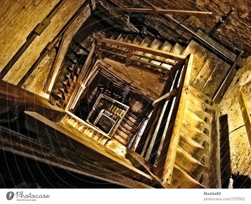 wie viel hab ich noch????? Holz Gebäude historisch Unfallgefahr Sturz transpirieren Spirale Steigung Wahrzeichen Denkmal Treppe aufwärts hochklettern Turm