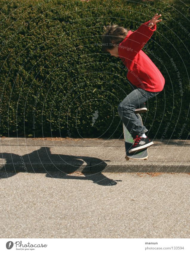 Skate it! I Skateboarding schwarz rot Sport Freizeit & Hobby springen Gesundheit Aktion Spielen Kind Funsport Straße Streetskater Olli Schatten sportlich