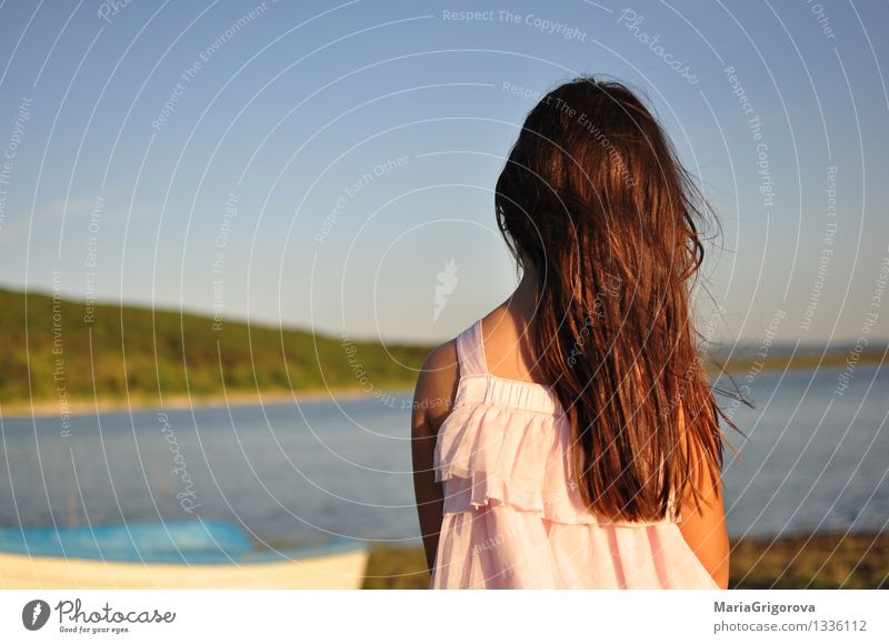 Mädchen mit dem langen Haar, das auf dem Ufer von See steht. Lifestyle schön Ferien & Urlaub & Reisen Ausflug Sommer Sonne Mensch Kind Frau Erwachsene