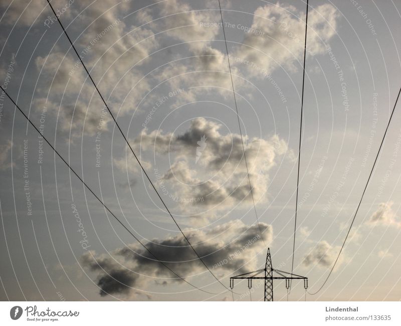 Wolkenspannung Elektrizität Strommast Linie fließen Hochspannungsleitung Macht Leitung Himmel Strukturen & Formen Wege & Pfade blau stromversorgung