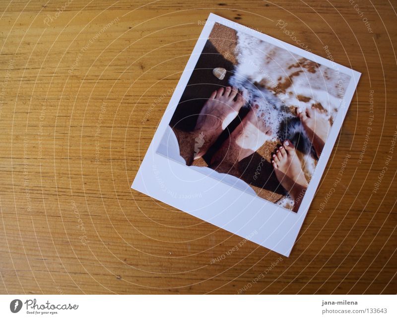 Happier days ?! Fotografie Tisch Holz Holzplatte Tischplatte braun Strand Meer Brandung Wellen Schaum Zusammensein Ferien & Urlaub & Reisen Zehen Vertrauen