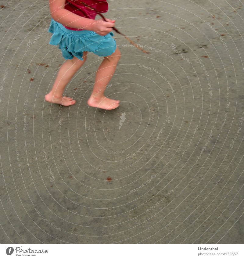 Runn'in Mädchen Kind Strand Meer türkis rosa Geschwindigkeit schleichen Stock Schreibstift rennen Sand Fuß streichen
