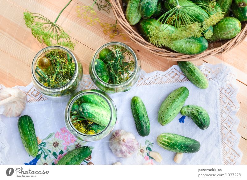 In Essig einlegende Gurken mit Hausgartengemüse und Kräutern Gemüse Kräuter & Gewürze Bioprodukte Garten Sommer frisch natürlich grün Korb Salatgurke Dill