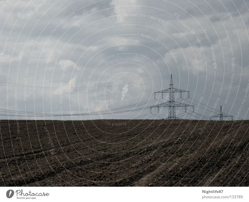 Öko-Strom Elektrizität Strommast Feld Leitung Wolken Beet Horizont braun Industrie Langeweile Himmel Kabel Gemüse Ackerbau stromlandschaft