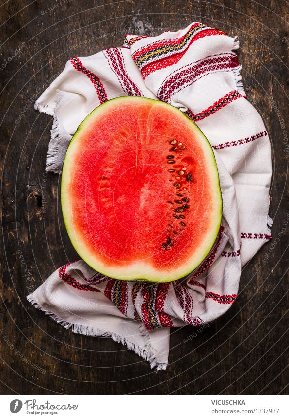 Die Hälfte der Wassermelone Lebensmittel Frucht Dessert Ernährung Bioprodukte Vegetarische Ernährung Diät Stil Gesunde Ernährung Tisch Küche Design Vitamin