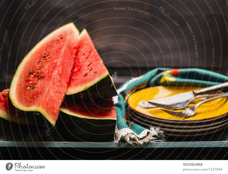 Wassermelonen Saison in der Küche Lebensmittel Frucht Dessert Ernährung Bioprodukte Diät Geschirr Teller Besteck Messer Gabel Stil Design Gesunde Ernährung