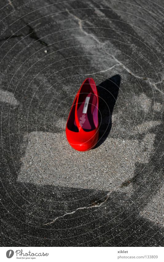 Schuh Schuhe rot Quadrat Mitte verloren Sommer Bekleidung Einsamkeit grau Kontrast Mode Straße Ballettschuhe Asphalt Steinboden Wege & Pfade Menschenleer Riss