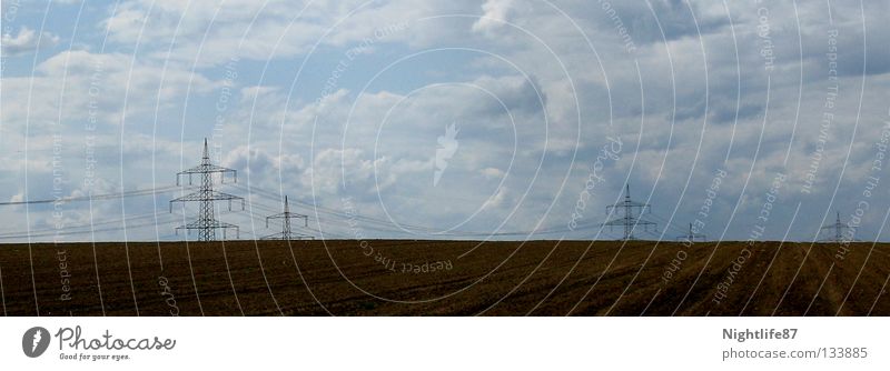 Stromkultur Elektrizität Feld Strommast Wolken braun Landwirtschaft Kultur ökologisch Erneuerbare Energie Unendlichkeit Industrie Dienstleistungsgewerbe