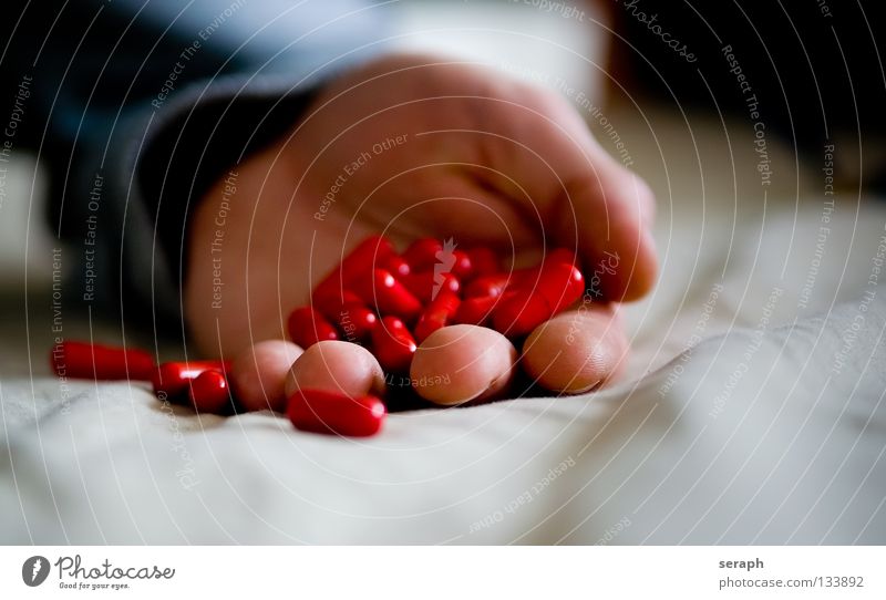 Drogenmissbrauch Abhängigkeit Medikament Tablette betäuben betäubt ohnmächtig Rauschmittel Drogenrausch Drogenkonsument Finger Hand Kapsel Missbrauch Notfall
