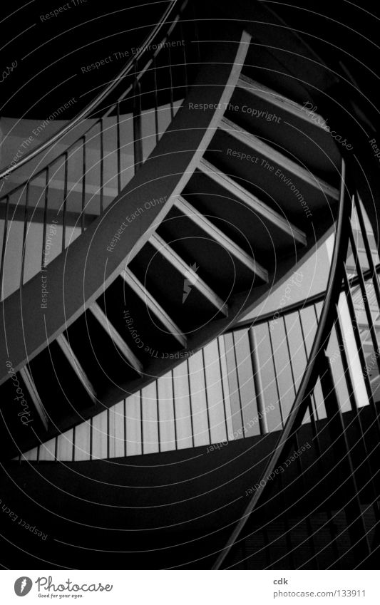 Treppenaufgang | hoch hinaus Gebäude Raum Flur Etage Konstruktion unpersönlich normal grau Muster Strukturen & Formen dunkel oben tief stehen gehen aufsteigen