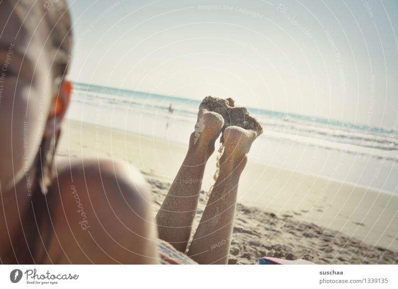 relaxed mit fuß und bein am strand Kind Mädchen liegen Sonnenbad Haut braun Strand Sand Meer Wasser Ferien & Urlaub & Reisen Wärme Erholung genießen Beine Fuß